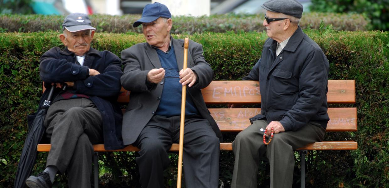 Ηλικιωμένοι κάθονται σε παγκάκι