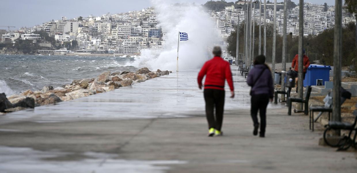 Μεγάλα κύματα από τους ισχυρούς ανέμους "σκάνε" στην παραλία του Φλοίσβου στο Π. Φάληρο