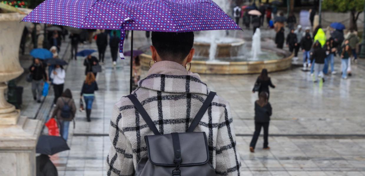 Κοπέλα με ομπρέλα στην πλατεία Συντάγματος