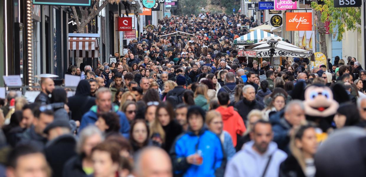 Αυξημένη κίνηση στην οδό Ερμού, πλήθος κόσμου για Χριστουγεννιάτικες αγορές