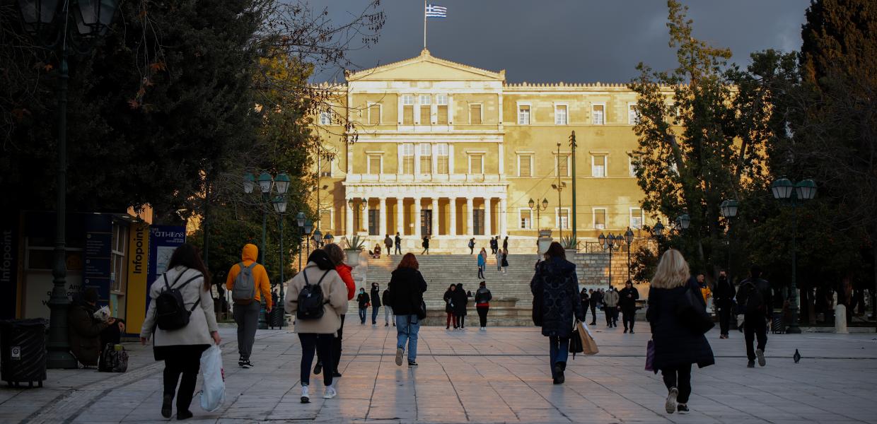 Κόσμος στο Σύνταγμα και στο βάθος η Βουλή