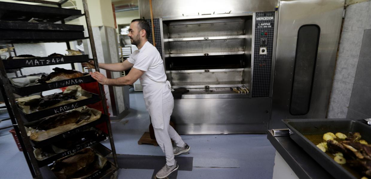 Εργαζόμενος σε κουζίνα