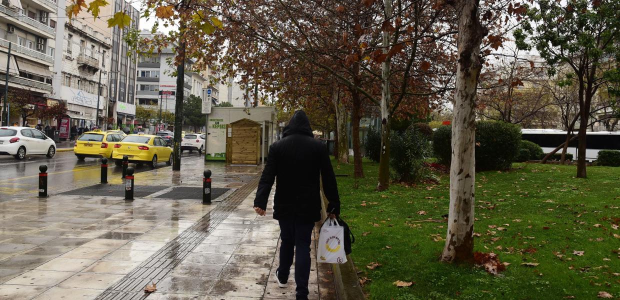 Άνθρωπος με μπουφάν στο κρύο