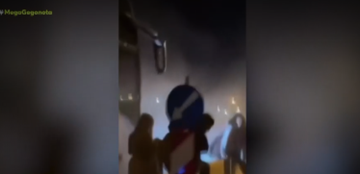 ΛΕΩΦΟΡΕΙΟ ΜΕ ΜΑΘΗΤΕΣ ΒΓΑΖΕΙ ΚΑΠΝΟΥΣ