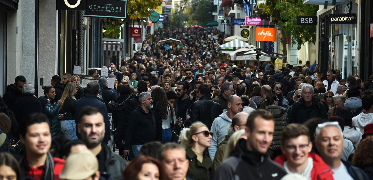 Αγοραστική κίνηση στην οδό Ερμού την πρώτη Κυριακή του Δεκέμβρη