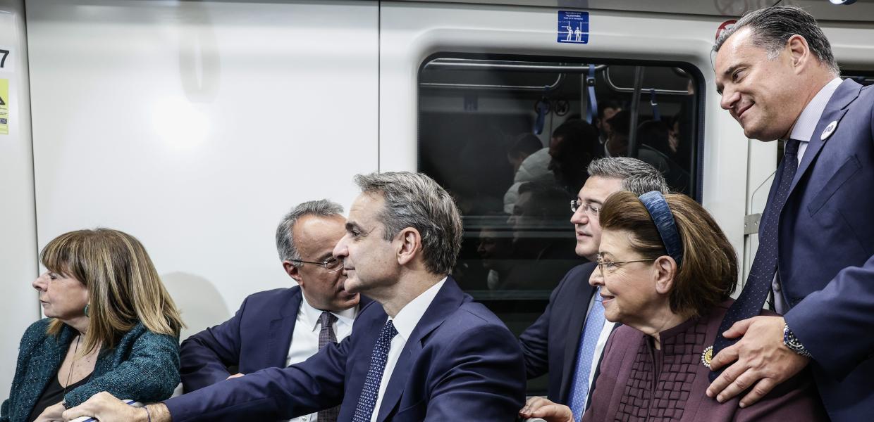 Το κυβερνητικό επιτελείο μέσα σε συρμό στα εγκαίνια του Μετρό Θεσσαλονίκης