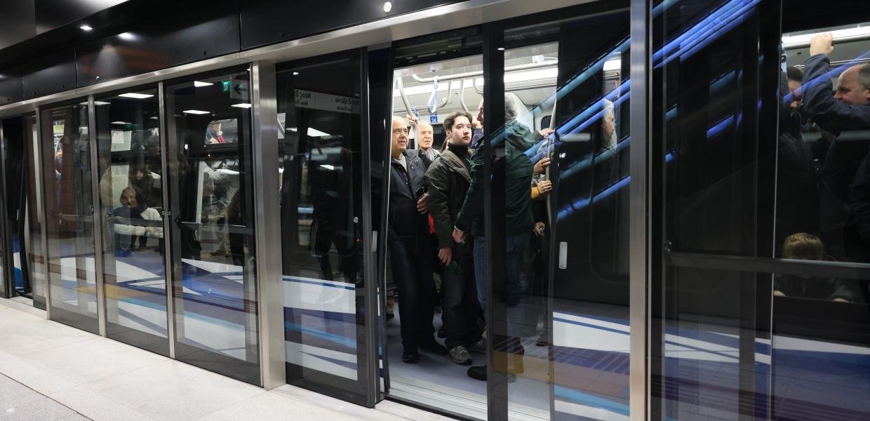 Κόσμος μέσα στο μετρό Θεσσαλονίκης