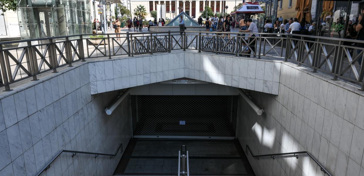 Είσοδος σε στάση Μετρό στην Αθήνα