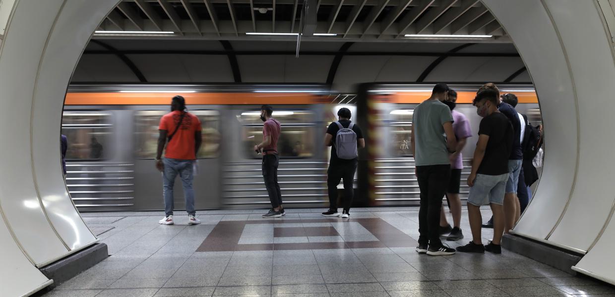 Επιβάτες σε αποβάθρα του μετρό ενώ κινείται συρμός