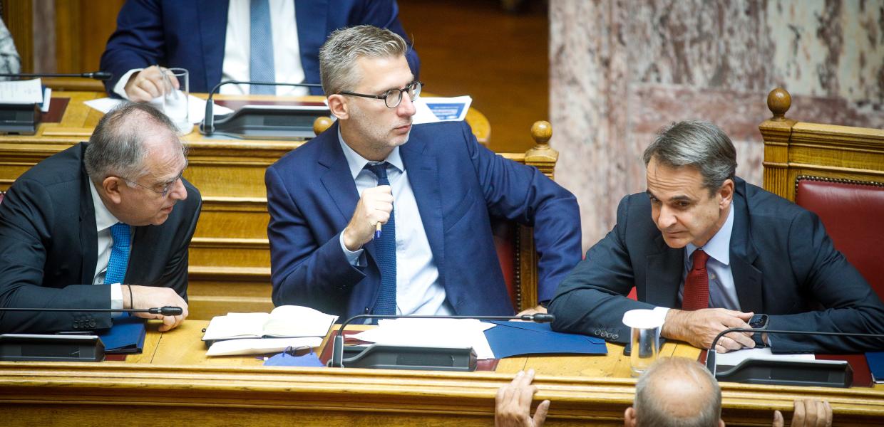 Κυριάκος Μητσοτάκης, Άκης Σκέρτσος και Τάκης Θεοδωρικάκος στη Βουλή