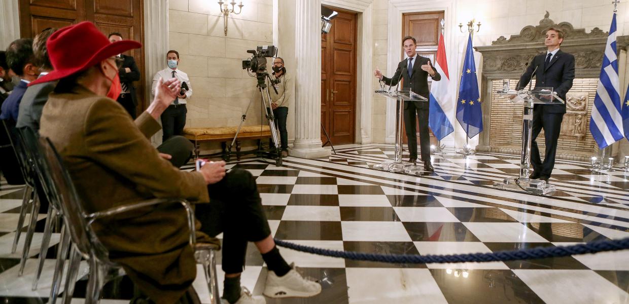 Ο Κυριάκος Μητσοτάκης με τον Μαρκ Ρουτε και την Ιγκεμποργκ Μπέγκελ