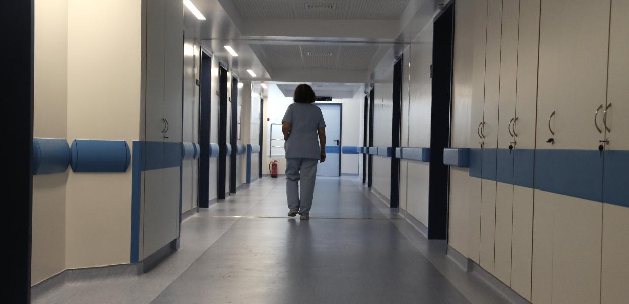 Γιατρός προχωρά σε διάδρομο του Λαϊκού Νοσοκομείου