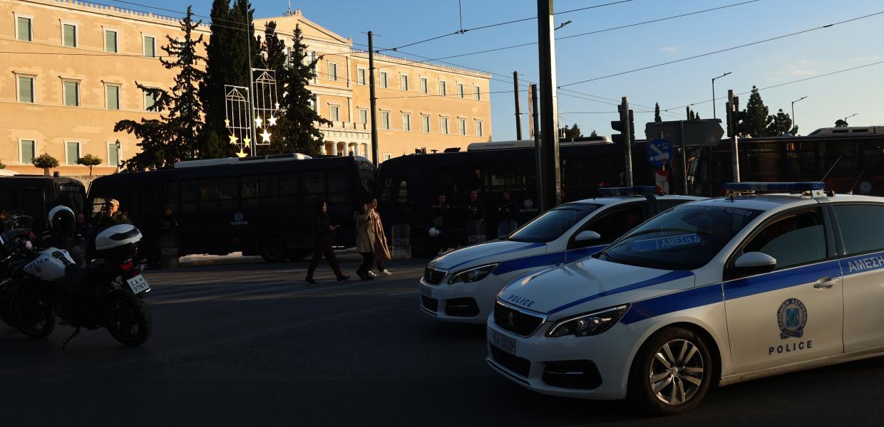 Περιπολικά έξω από τη Βουλή
