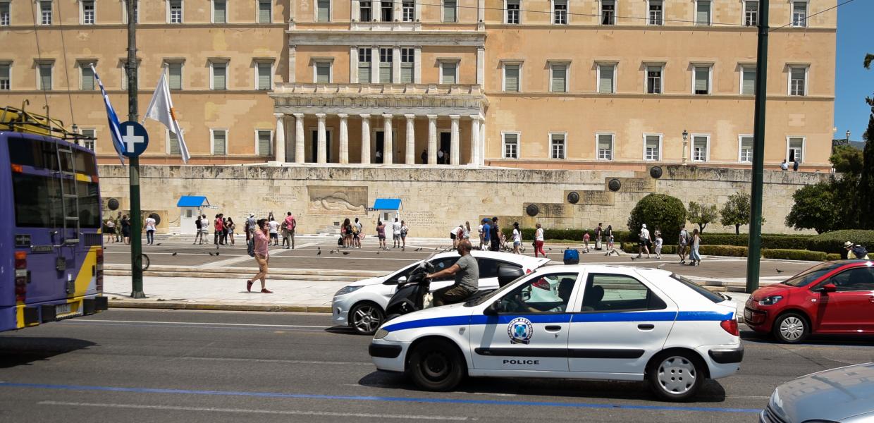 Περιπολικό έξω από τη Βουλή
