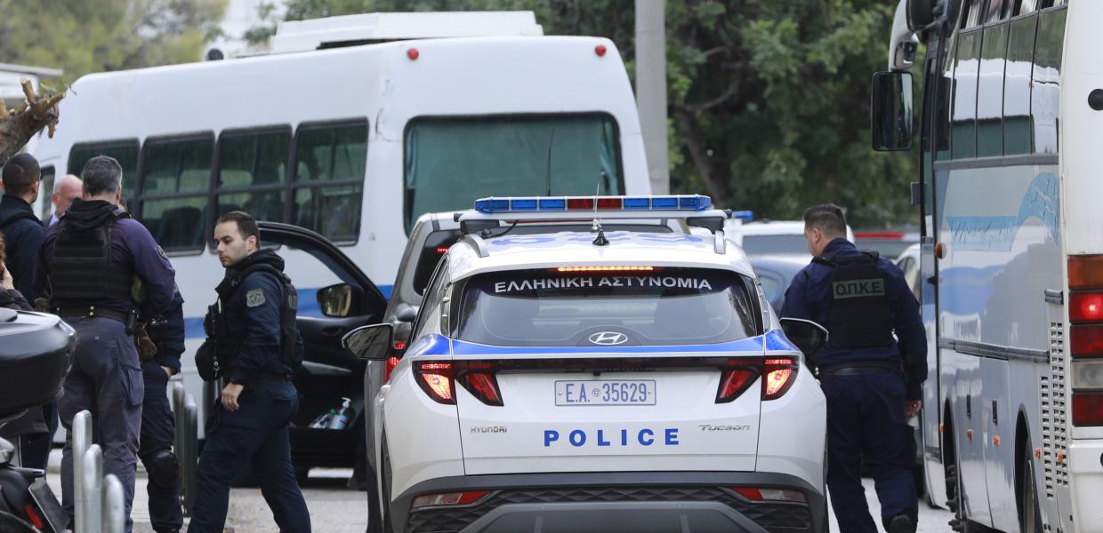 Περιπολικό της αστυνομίας μεταφέρει τον γυναικοκτόνο των Αμπελοκήπων