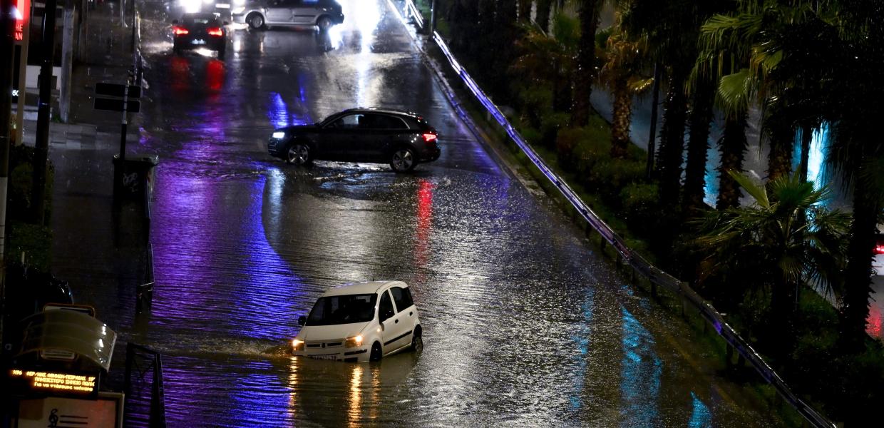Πλημμυρισμένη και απροσπέλαστη η λεωφόρος Ποσειδώνος το βράδυ των Χριστουγέννων