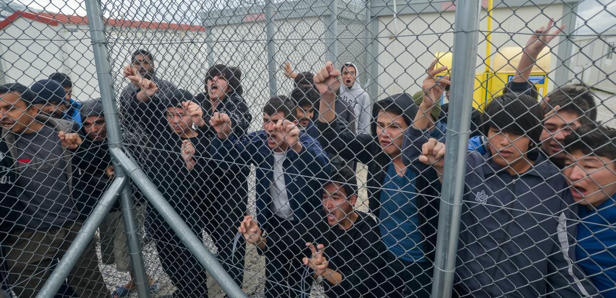 Πρόσφυγες και μετανάστες πίσω από περίφραξη
