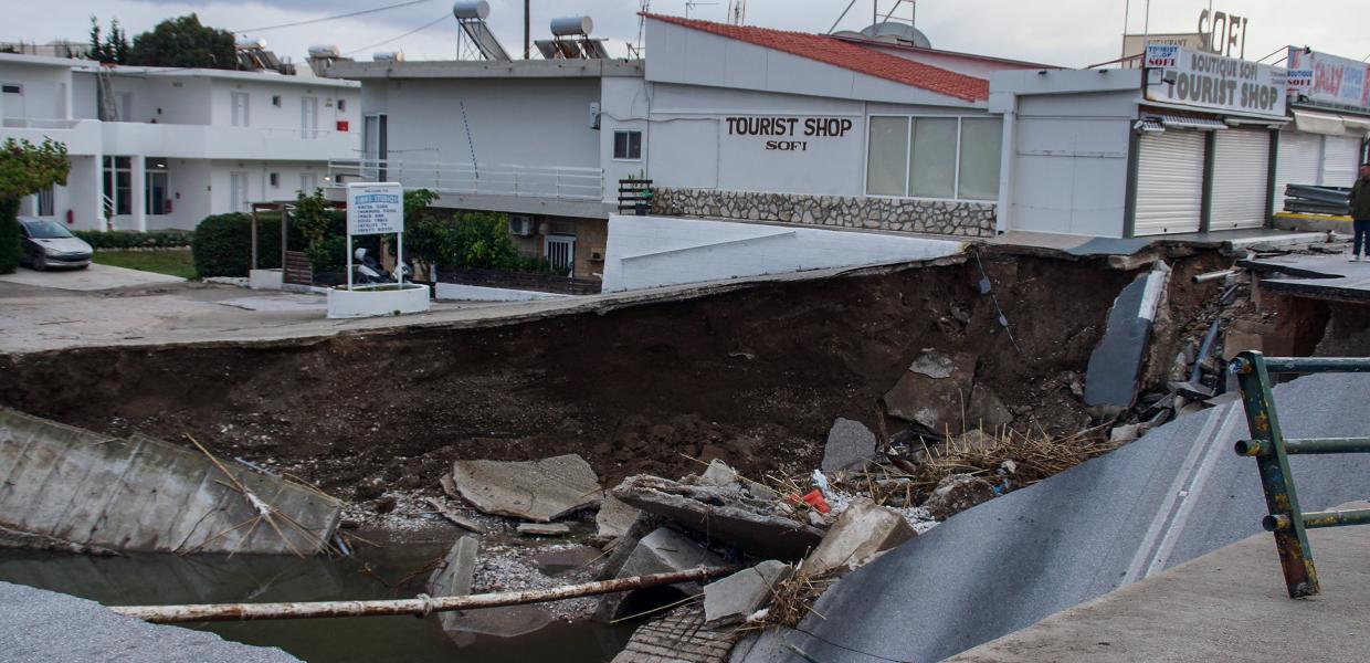 Δρόμος βούλιαξε από πλημμύρες στη Ρόδο