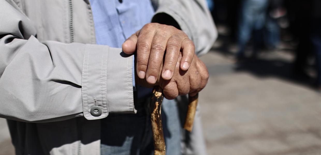 Στιγμιότυπο συνταξιούχου που κρατάει μαγκούρα