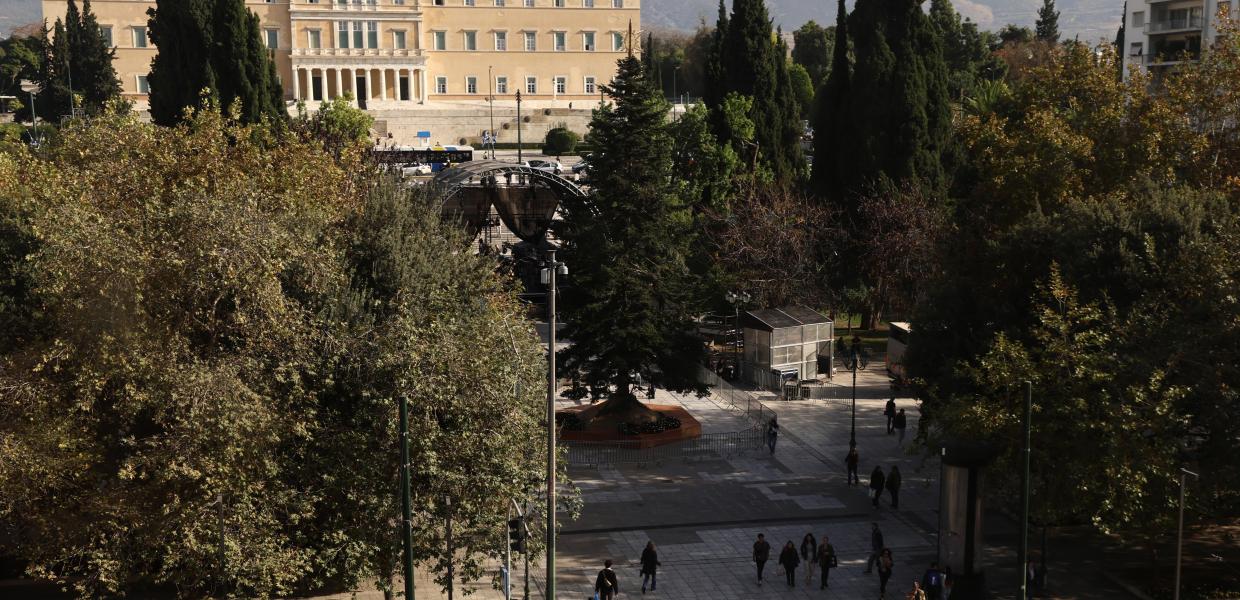 Η πλατεία Συντάγματος και στο βάθος η Βουλή