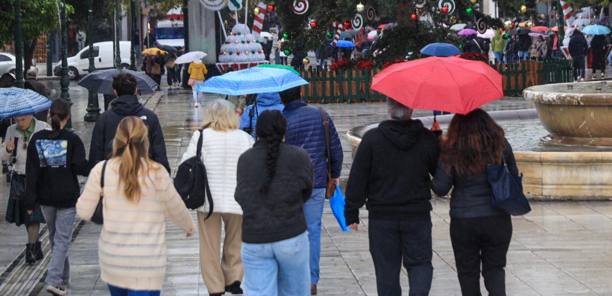 Άνθρωποι με ομπρέλες στη βροχή