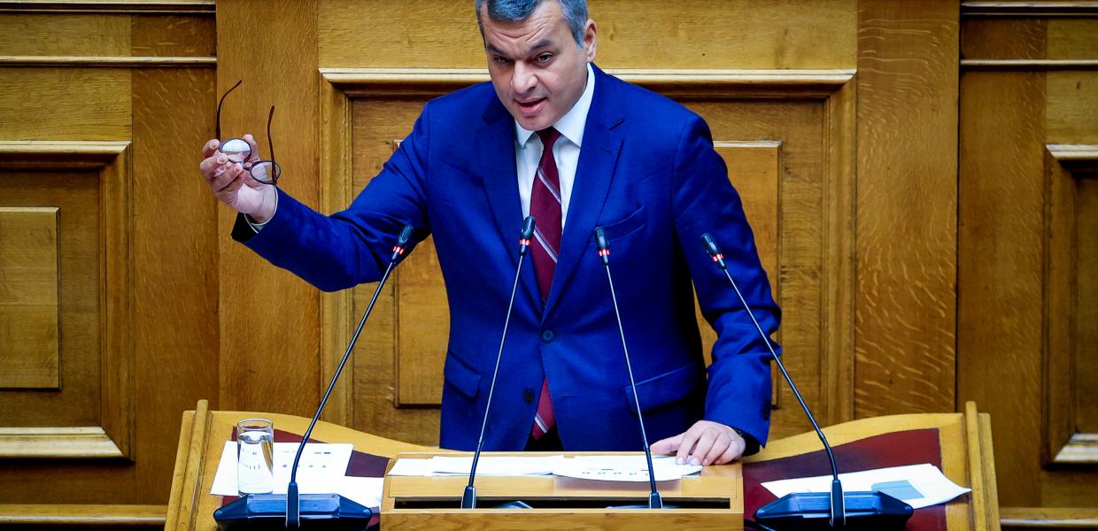 Ο Χάρης Μαμουλάκης στη Βουλή