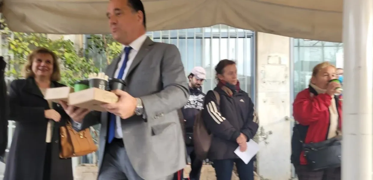 Ο Άδωνις Γεωργιάδης με καφέδες