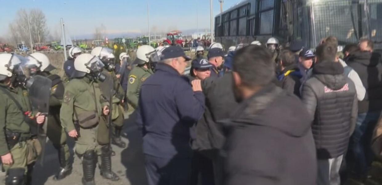 Αγρότες και ΜΑΤ στην Καρδίτσα