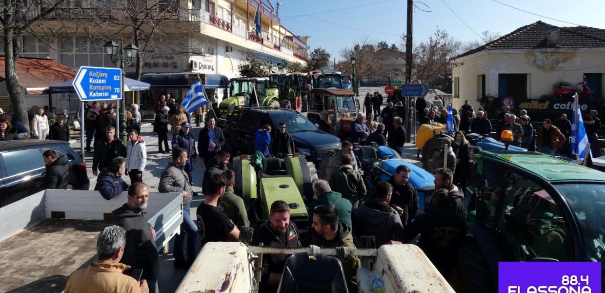 Αγρότες με τα τρακτέρ στην κεντρική πλατεία της Ελασσόνας