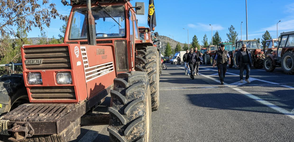 Αγρότες τρακτέρ μπλόκο