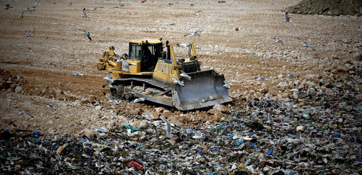 Μπουλντόζα πραγματοποιεί ταφή απορριμμάτων στον ΧΥΤΑ Άνω Λιοσίων, Μάρτιος 2016