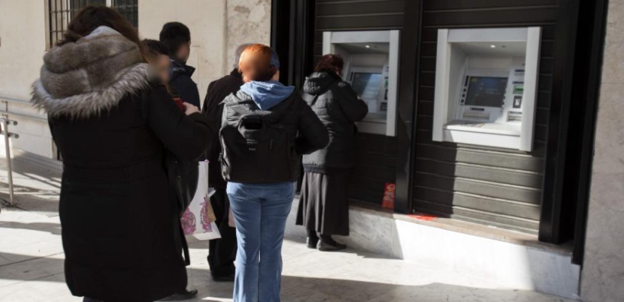 Κόσμος περιμένει σε ΑΤΜ