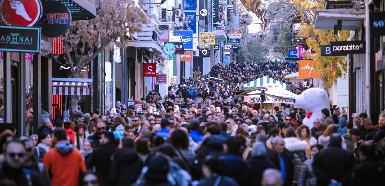 Εορταστική κίνηση στην Ερμού