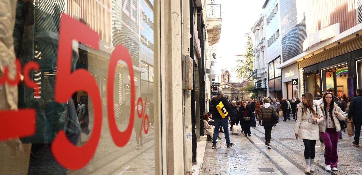 Κόσμος στην Ερμού κατά τις χειμερινές εκπτώσεις 2025 την Κυριακή 19/01 με ανοιχτά μαγαζιά