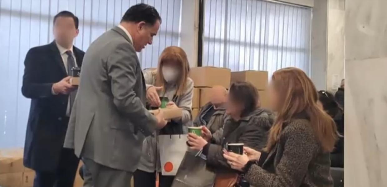 Ο Άδωνις Γεωργιάδης με καφέδες σε φαρμακείο του ΕΟΠΥΥ