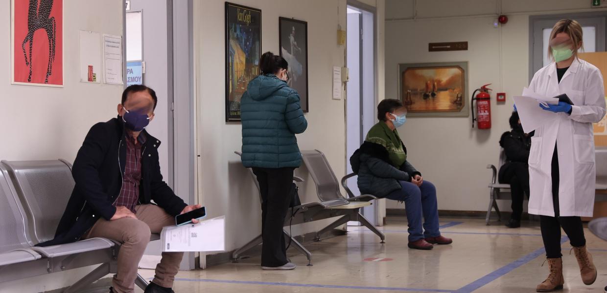 Άνθρωποι σε κέντρο υγείας
