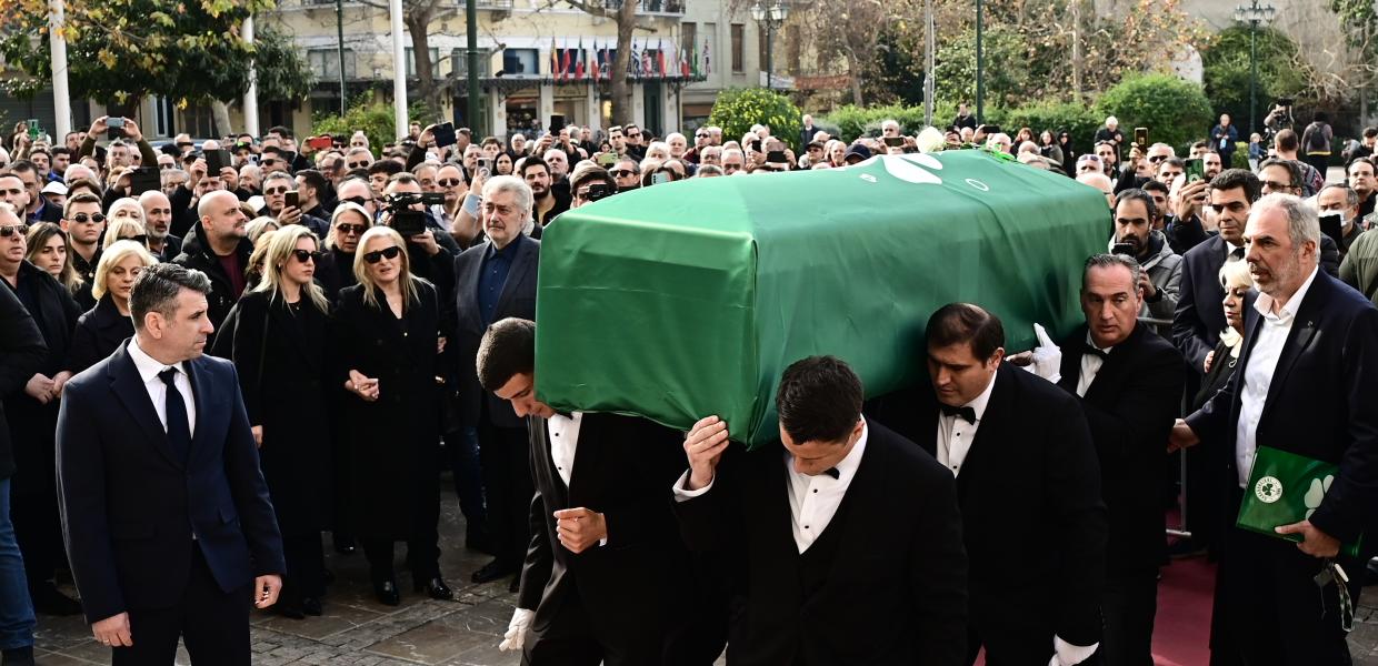 Κόσμος στην κηδεία του Μίμη Δομάζου