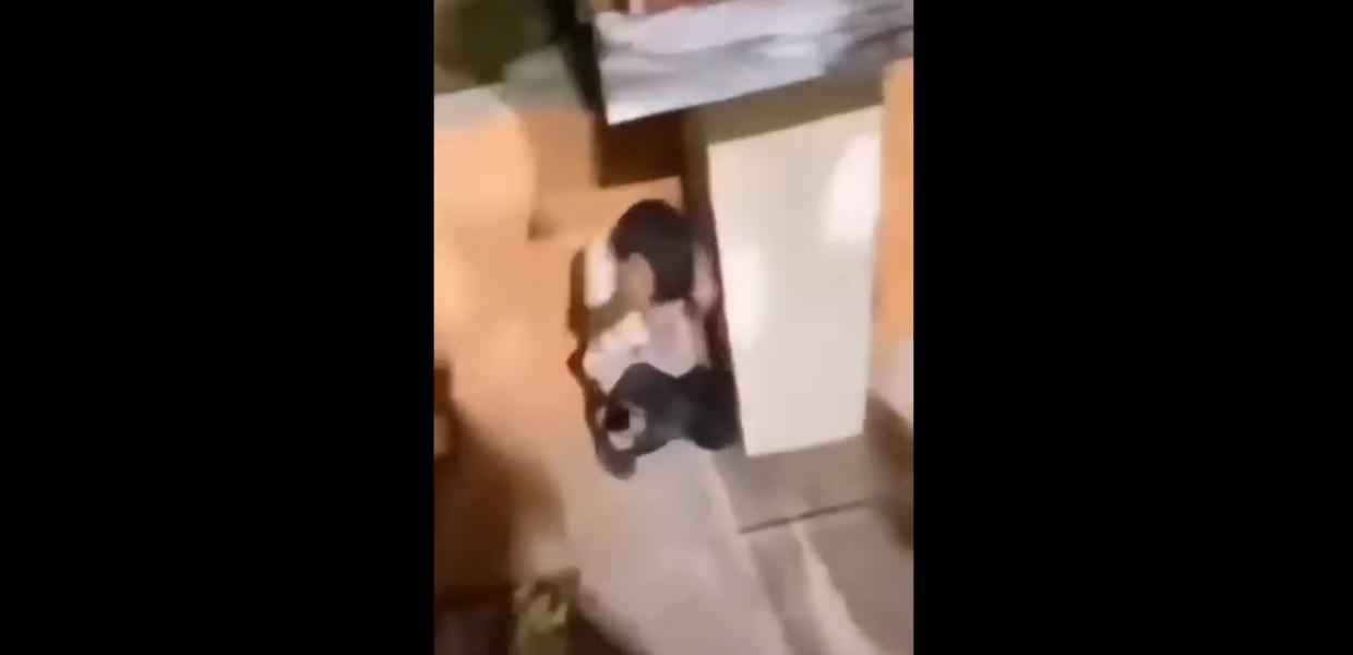 Φοβισμένο παιδάκι κρύβεται από ακροδεξιούς που του φωνάζουν