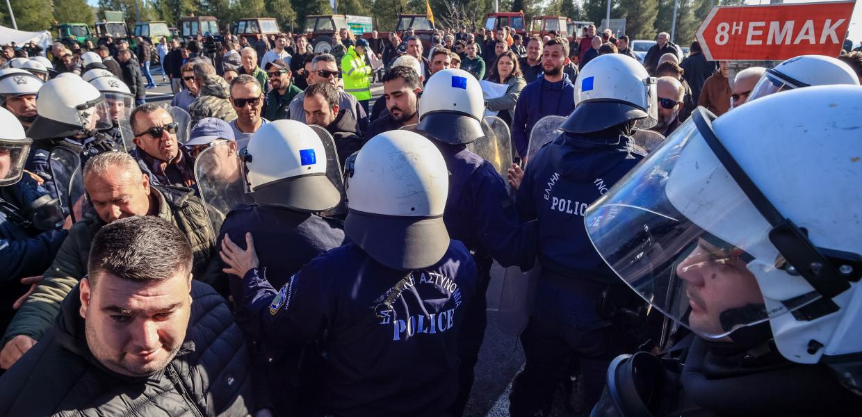 ΜΑΤ μπροστά στους αγρότες στη Λάρισα