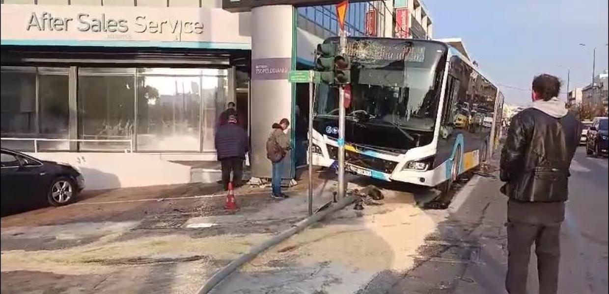 Το λεωφορείο που έπεσε σε φανάρι στη Λ. Μεσογείων