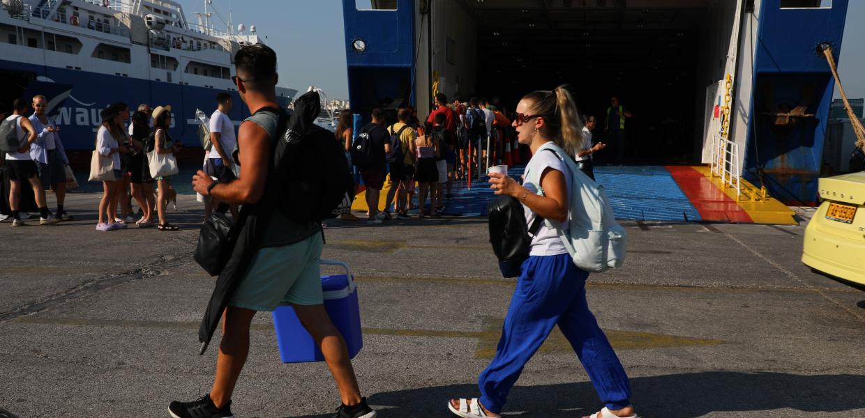 Κόσμος στο λιμάνι του Πειραιά