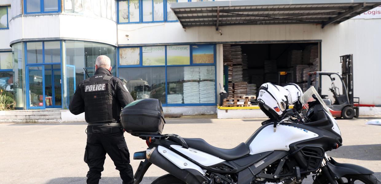 Αστυνομία έξω από την επιχείρηση στις Μαλάδες
