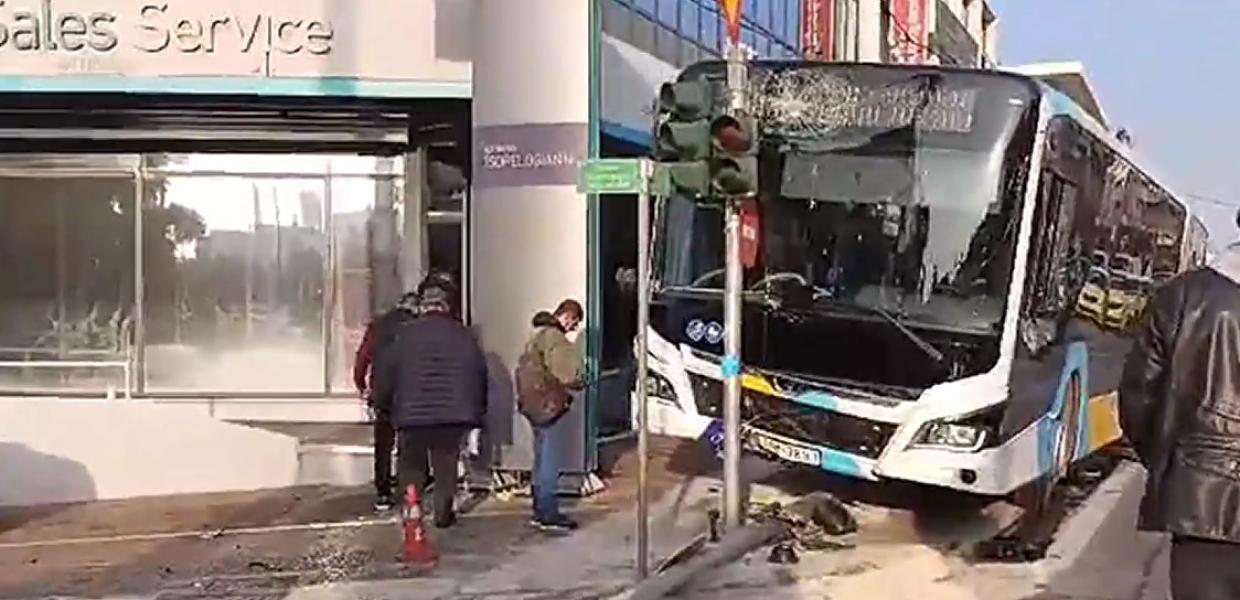 Λεωφορείο προσέκρουσε σε φανάρι στη Λεωφόρο Μεσογείων