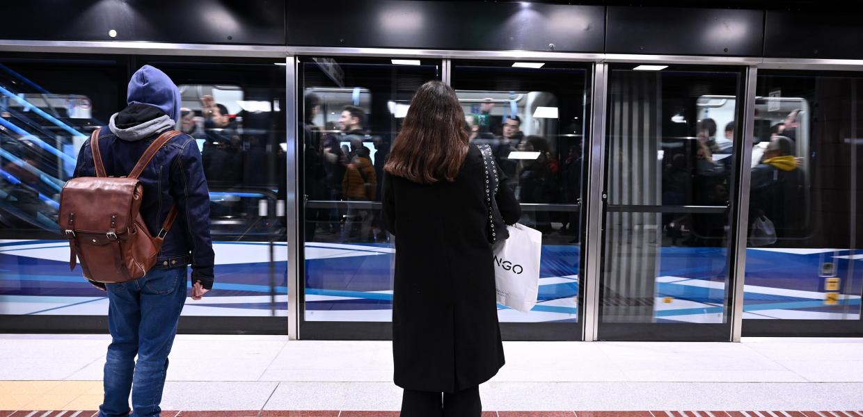Επιβάτες περιμένουν στην αποβάθρα σε σταθμό του μετρό Θεσσαλονίκης