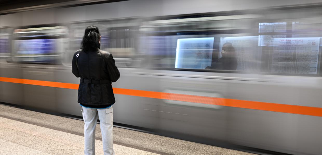 Συρμός εν κινήσει σε αποβάθρα