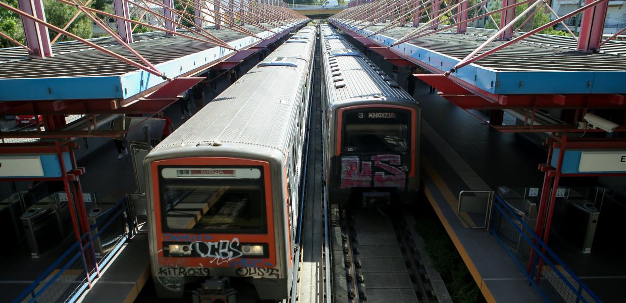 Συρμοί του ηλεκτρικού στον σταθμό Μοσχάτο