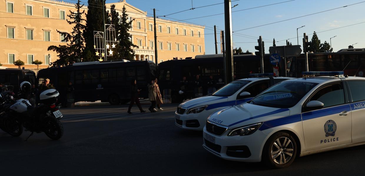 Περιπολικά έξω από τη Βουλή