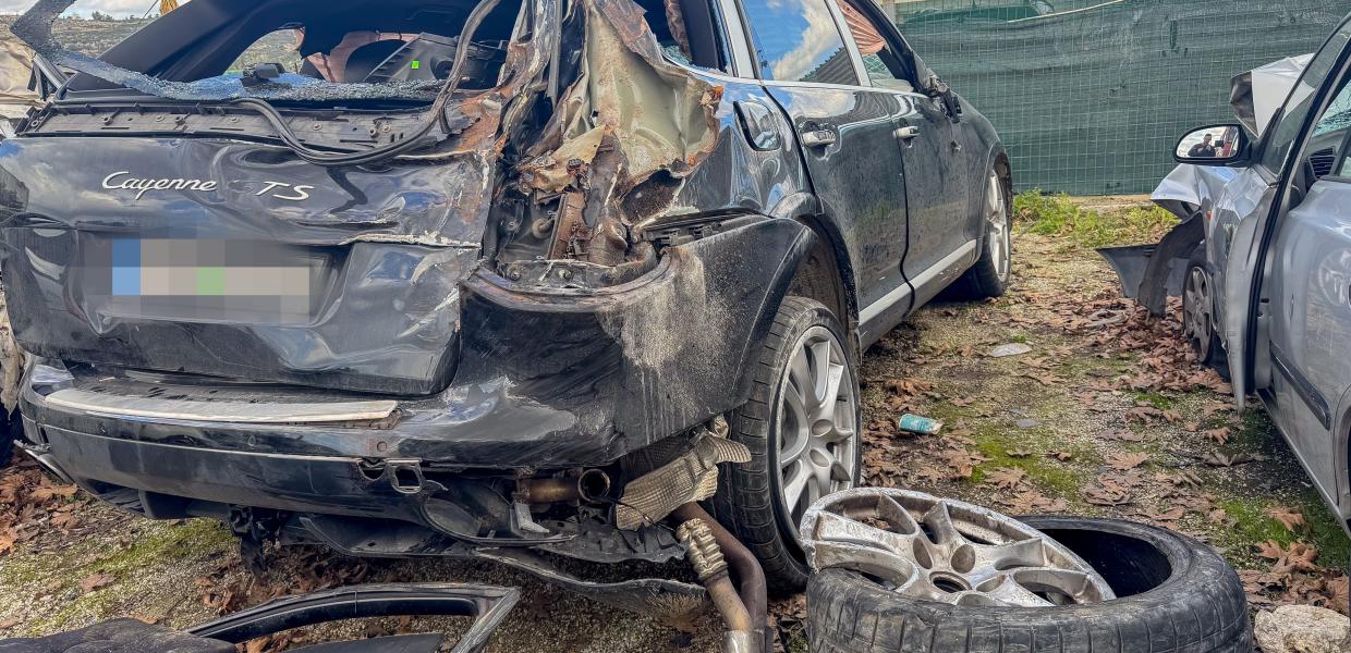 Η Porsche που εναπλάκη στο θανατηφόρο τροχαίο στα Χανιά διαλυμένη μετά τη σύγκρουση