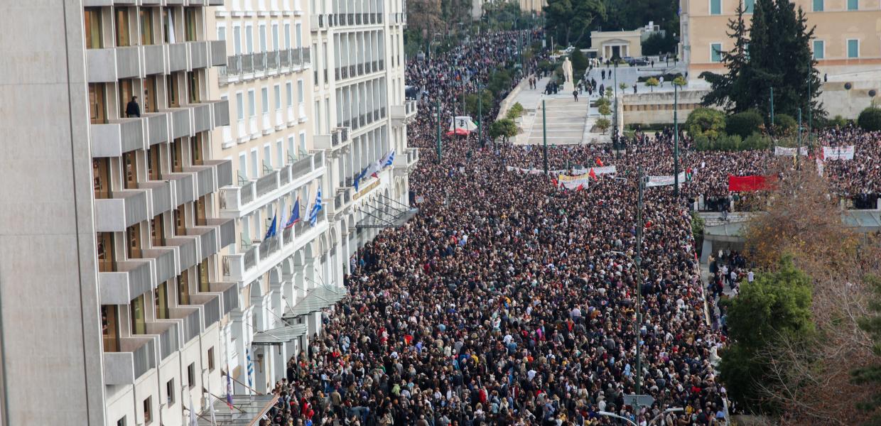 Κόσμος στο Σύνταγμα για τα Τέμπη
