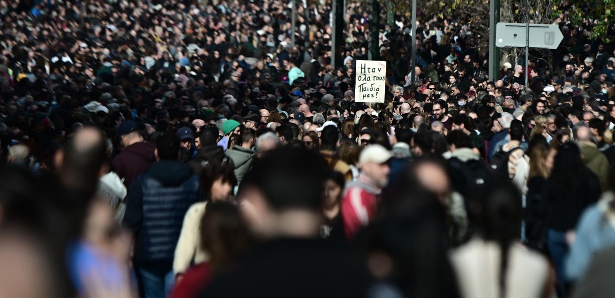 Κόσμος στο Σύνταγμα για τα Τέμπη